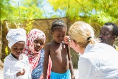 רופאה בודקת ילדים באפריקה. צילום: shutterstock