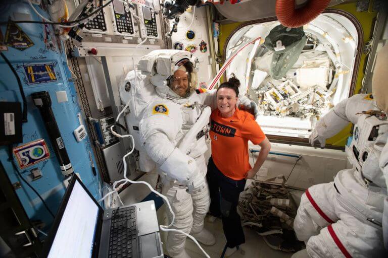 האסטרונאוטית סרינה אוניון-צ'נסלור מנאס"א, מסייעת לאלכסנדר גרסט מסוכנות החלל האירופית ללבוש את חליפת החלל לקראת הליכת חלל. השניים ביחד עם סרגיי פרוקופייב הרוסי נמצאים בתחנת החלל הבינלאומית כאשר הצוות שאמור היה לתגברם חזר לכדור הארץ בנחיתת חרום ביום חמישי 11/10/18. צילום: נאס"א