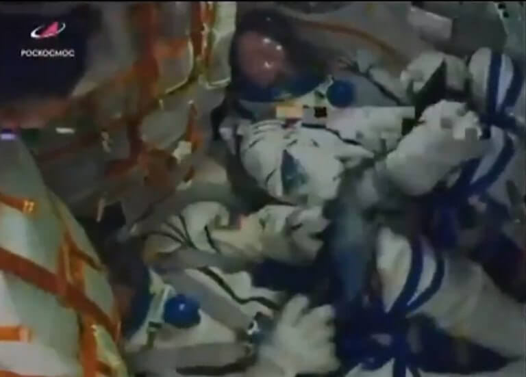 האסטרונואט מייקל הייג והקוסמונאוט אלכסיי אובצ'ינין עוברים רעידות בעת נחיתת החירום בקזחסטן לאחר תקלה במשגר. צילום מסך מתוך הטלוויזיה של נאס"א