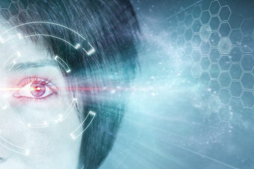 جراحة العيون بالليزر أحد تطبيقات اكتشافات الفائزين بجائزة نوبل في الفيزياء لعام 2018. تصوير: شترستوك