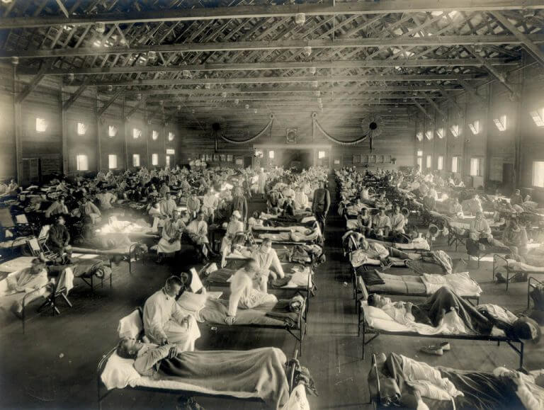 בית חולים לשעת חרום שהוקם בקנזס במהלך התפרצות השפעת הספרדית. צילום: מוזיאון הבריאות הלאומי. מתוך ויקיפדיה