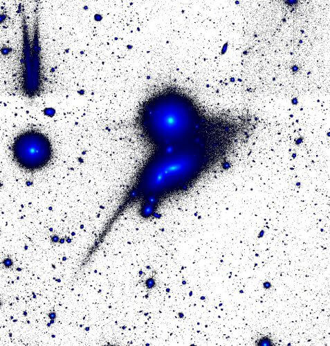 הליבה של קבוצת הגלקסיות הצפופה 98 של היקסון המכילה שתי גלקסיות דומות לשביל החלב, שנראות כמו "מריחות" במרכז הראש. הנקודה ביניהן היא כוכב בשביל החלב, שהוא קרוב הרבה יותר אלינו. הצורה דמוית הראשן מכילה את זוג הגלקסיות המרכזי. היא נוצרה כאשר זוג הגלקסיות פירק גלקסיה שלישית, קטנה הרבה יותר. קרדיט: מהאוסף של פרויקט "פס 82" של מכון האסטרופיזי של האיים הקאנאריים.