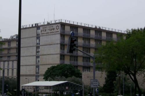 בית החולים שערי צדק בירושלים. צילום: <a rel="nofollow" class="external text" href="https://www.flickr.com/people/29001414@N00">zeevveez</a> from Jerusalem, Israel - <a rel="nofollow" class="external text" href="https://www.flickr.com/photos/zeevveez/2444860043/">Share-Tzedek Hospital Star of David</a>, <a href="https://creativecommons.org/licenses/by/2.0" title="Creative Commons Attribution 2.0">CC BY 2.0</a>, <a href="https://commons.wikimedia.org/w/index.php?curid=36201150">קישור</a>