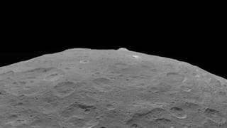 תצלום של קרס ואחד מציוני הדרך המרכזיים שלו הר Ahuna Mons. גם תמונה זו צולמה ב-1 בספטמבר 2018 מגובה של 3,570 ק"מ. קרדיטים: NASA / JPL-Caltech / UCLA / MPS / DLR / IDA
