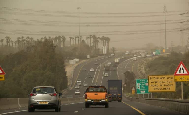 סופת אבק מכסה את כביש החוף ליד נתניה. צילום: shutterstock.com