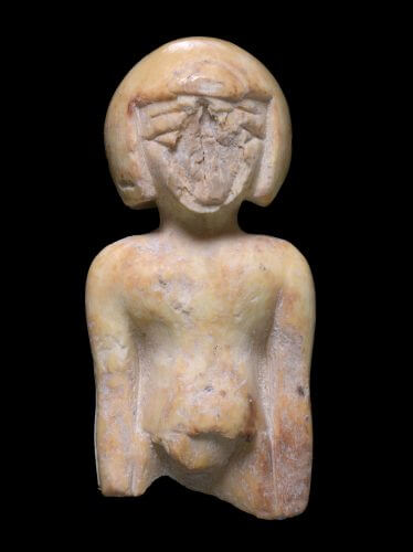 פסלון השנהב בדמות אישה משנהב. צילום: קלרה עמית, רשות העתיקות.
