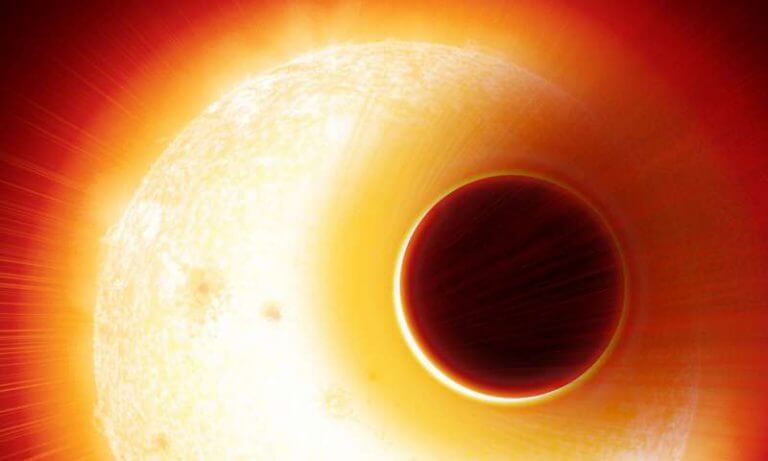 رسم توضيحي فني لكوكب HAT-P-11b محاطًا بغلاف جوي من الهيليوم قادم من شمسه - وهو قزم برتقالي - أصغر حجمًا ولكنه أكثر نشاطًا من الشمس. الرسم التوضيحي: © دينيس باجرام