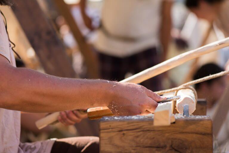 משחיז סכינים המשתמש בכלים מהתקופה הרומית. צילום: shutterstock