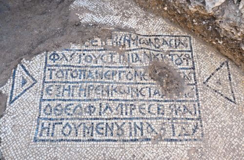 הכתובת היוונית שנחשפה. צילום: אסף פרץ, רשות העתיקות.