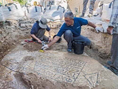 הכתובת היוונית שנחשפה. צילום: אסף פרץ, רשות העתיקות.