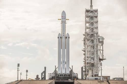 הפאלקון הכבד על כן השיגור 39A במרכז החלל קנדי בדצמבר 2017, בבדיקות לקראת ניסוי הבעירה הסטטי הצפוי להתבצע השבוע. מקור: SpaceX.