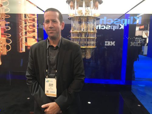 אומר נעם זכאי, מוביל פעילות המיחשוב הקוונטי של IBM באירופה כשברקע המחשב הקוונטי הראשון של יבמ, בביתן החברה בתערוכת CES 2019. צילום: אבי בליזובסקי