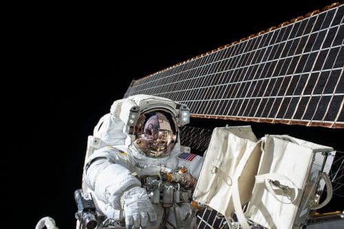 סקוט קלי מבצע הליכת חלל במהלך משלחת 45 לתחנת החלל הבינלאומית, נובמבר 2015. צילום: נאס"א