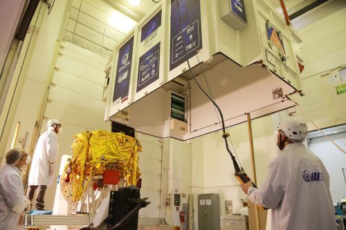 העמסת החללית בראשית על מכולה שתיקח אותה מהחדר הנקי בתעשייה האווירית למתקן השיגור של SPACEX בכף קנוורל. צילום: תומר לוי