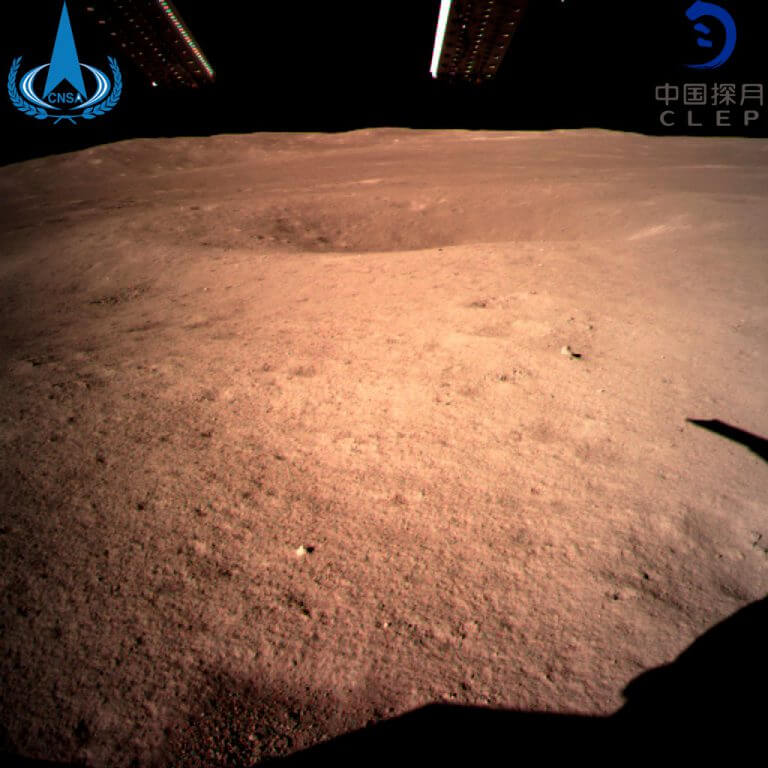 איזור הנחיתה של החללית הסינית צ'נג'ה 4 במכתש פון קרמן בצד המרוחק של הירח, מיד לאחר נחיתתה ב-2 בינואר 2019 צילום: מינהל החלל הלאומי של סין.