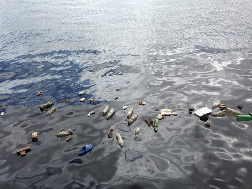 פסולת פלסטיק על החוף. צילום: מתוך PIXABAY.COM