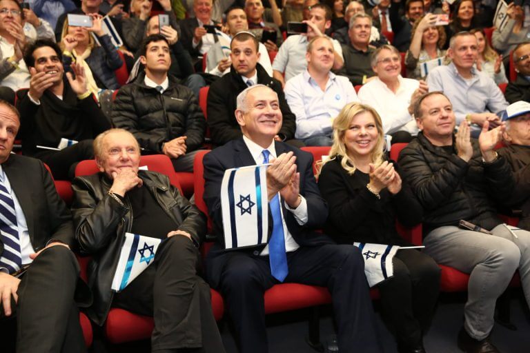 روم وزوجته يشاهدان عملية الإطلاق بجوار موريس خان، رئيس Space Eye. تصوير إليران أفيتال