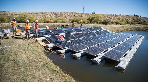 מערכות פוטו-וולטאיות סולאריות צפות שהותקנו במדינת קולורדו [באדיבות:Dennnis Schroeder/NREL] 