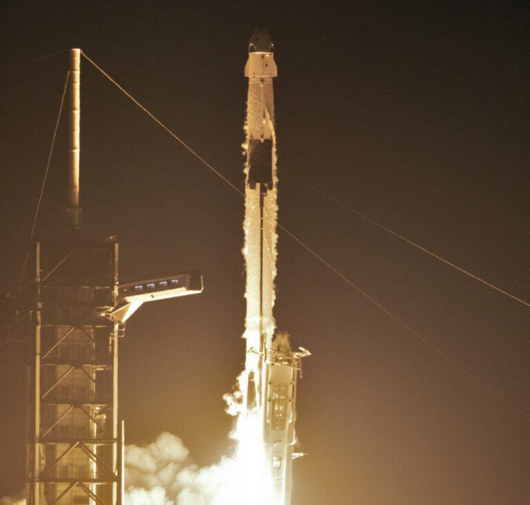 שיגור משגר פאלקון 9 ועליו חללית דראגון הצוות ממריאים לטיסת ניסוי (עדיין בלתי מאויישת) לתחנת החלל הבינלאומית), 2 במרץ 2019. צילום: נאס"א
