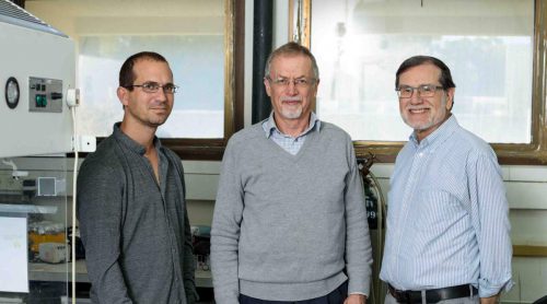 From the right: Prof. Shmuel Shafran, Prof. Jacob Klein and Dr. Gilad Silbert. Photo: Weizmann Institute Spokesperson