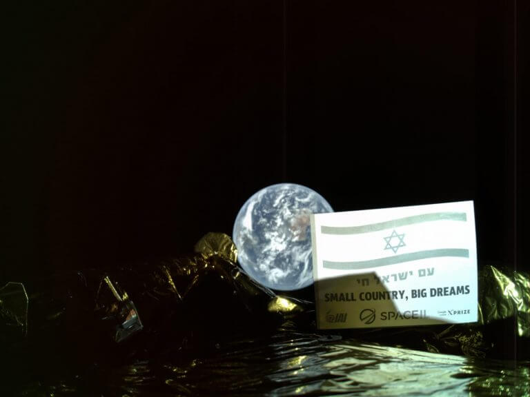 أول صورة شخصية لمركبة الفضاء الإسرائيلية في سفر التكوين، 5/3/2019، تظهر فيها بوضوح اللوحة التي عليها العلم الإسرائيلي ونقش "Am Yisrael Chai". الصورة: SPACEIL وصناعة الطيران
