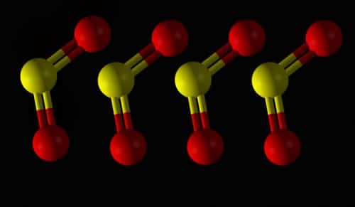 The scientists demonstrated the new method on sulfur oxide molecules consisting of two oxygen atoms and one sulfur atom. These molecules have an axis determined by the oxygen atoms, and perpendicular to it is the sulfur atom. Courtesy of the Weizmann Institute