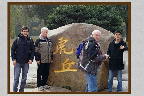 From the right: Kang Lin, Prof. Ilya Aberbuch, Prof. Yechiam Pryor and Ilya Tiotunikov. Put it in place. Photo: Weizmann Institute Spokesperson