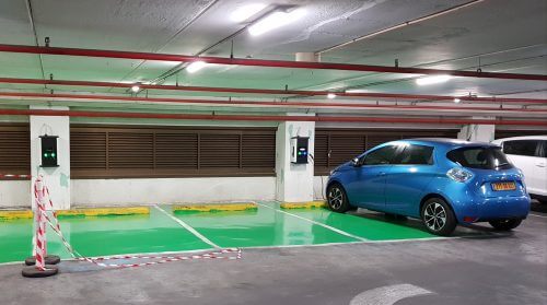 A charged electric car in a parking lot in Tel Aviv. Photo: shutterstock.com