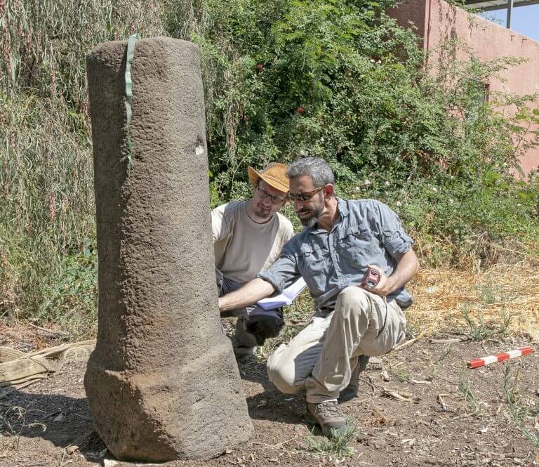 The researchers examine one of the three pillars of the mail that were deciphered at Moshav Ramot (Photo: A. Kovalvska. Susita Excavations Expedition, University of Haifa)