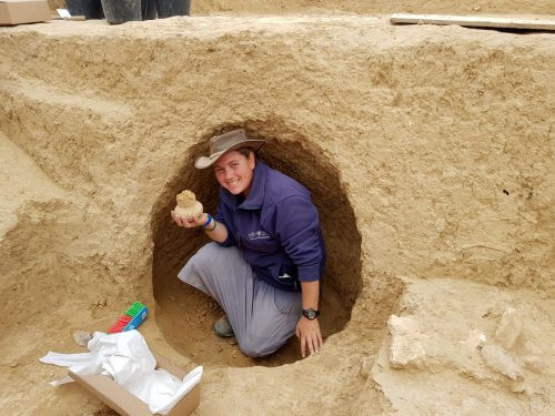 2. הארכיאולוגית שירה בלוך מחזיקה פך בן 2000 שנמצא בחפירה. צילום: רשות העתיקות
