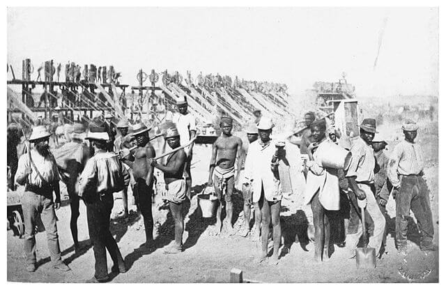Miners in the Kimberley diamond mine in South Africa at the beginning of the 20th century. Photo: from Wikipedia - public domain