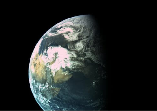 כדור הארץ כפי שצולם ב-31 במארס 2019 מהחללית "בראשית" העושה את דרכה לירח. הצילום בוצע כאשר החללית היתה בגובה של כ-16 אלף ק"מ, ורואים בו את סביבת המזרח התיכון וצפון מזרח אפריקה, כאשר ישראל מכוסה בעננים. יום זה היה סוער במיוחד. צילום: התעשיה האווירית  ועמותת SpaceIL