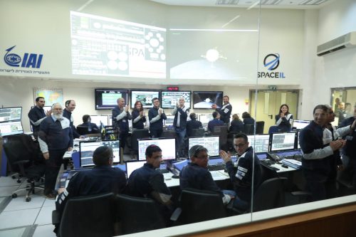מחיאות הכפיים בחדר הבקרה של החללית בראשית במתקני התעשיה האווירית ביהוד, לאחר הצלחת מבצע לכידת הירח. צילום: SpaceIL והתעשייה האווירית