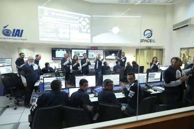 تصفيق في غرفة التحكم لمركبة الفضاء بيريشيت في منشآت الصناعة الجوية في يهود، بعد نجاح عملية التقاط القمر. الصورة: SpaceIL وصناعة الطيران