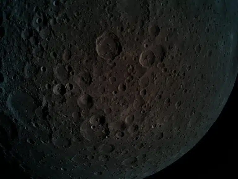 الجانب البعيد من القمر، وجهة نظر لا يمكن رؤيتها من الأرض. في هذه الصورة الأرض مخفية بالقمر. تم التقاط الصورة من ارتفاع 470 كيلومترا فوق سطح القمر. الصورة: SpaceIL وصناعة الطيران