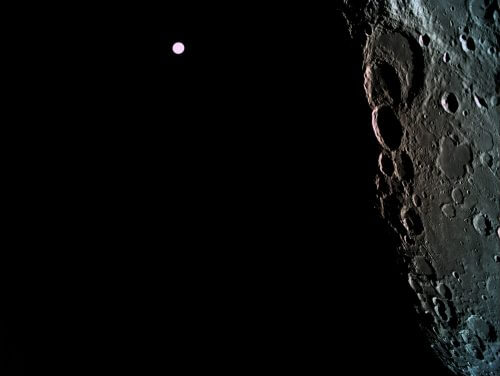 קרקע הירח, כפי שצולמה מהחללית בראשית מגובה 470 ק"מ, וברקע כדור הארץ. צילום: SpaceIL והתעשייה האווירית