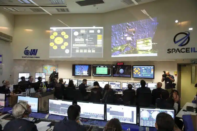 غرفة التحكم في صناعة الطيران والفضاء خلال حدث هبوط مركبة الفضاء بيريشيت، التي تحطمت في النهاية على سطح القمر، 11/4/19. الصورة: SpaceIL وصناعة الطيران.