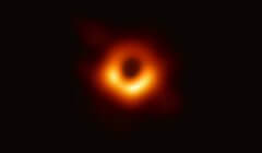 תצלום ראשון מסוגו של חור שחור במרכז הגלקסיה M87 בידי מערך הטלסקופים EHT, המשלב שמונה טלסקופים גדולים מכל העולם. צילום: ESO