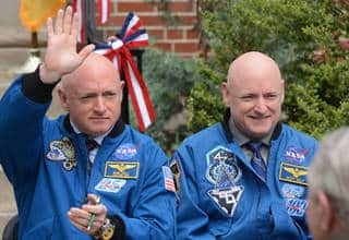 האסטרונאוטים התאומים הזהים סקוט (מימין) ומארק קלי. סקוט שהה שנה בחלל, אחיו על כדור הארץ ושניהם עברו את אותם ניסויים במקביל. צילום: נאס"א