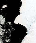מדף הקרח בראנט. ממדף הקרח צפוי להתנתק חתיכה עצומה בגודל של לפחות 1,700 קילומטר רבוע. תצלום: נאס"א