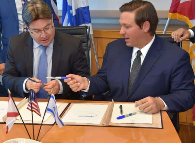 Florida Governor Ron DeSantis and Science Minister Ofir Akunis sign the cooperation agreement between Space Florida and the Israel Space Agency. Photo: Shlomi Amsalem, p