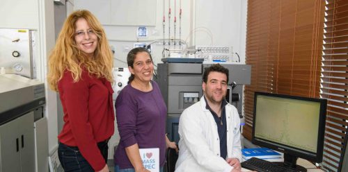 From the right: Shai Weimar, Dr. Gili Ben-Nisan and Prof. Michal Sharon. Dare is sweet. Photo: Weizmann Institute spokespeople