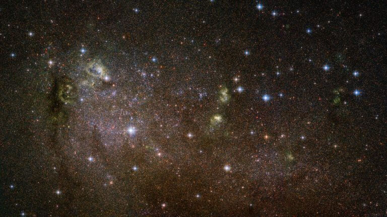 הגלקסיה השכנה IC 10 - גלקסיה לא סדורה ובה התפרצות יצירת כוכבים. צילום: טלסקופ החלל האבל, NASA