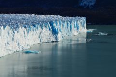 למדף הקרח רוס תפקיד חשוב בייצוב רצועת הקרח במערב אנטארקטיקה. צילום: Agustín Lautaro – Unsplash