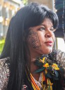 סוניה גואג'אג'ארה, פוליטיקאית ופעילה ילידית בברזיל, ואחת הדוברות בכנס האקלים בבון, 2019. צילום: Andrew Aurélio P. de A. Costa מתוך ויקיפדיה