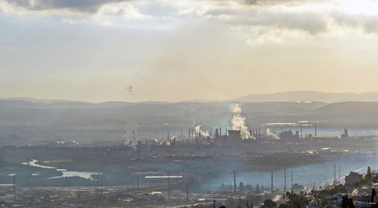 זיהום אוויר במפרץ חיפה. צילום: shutterstock
