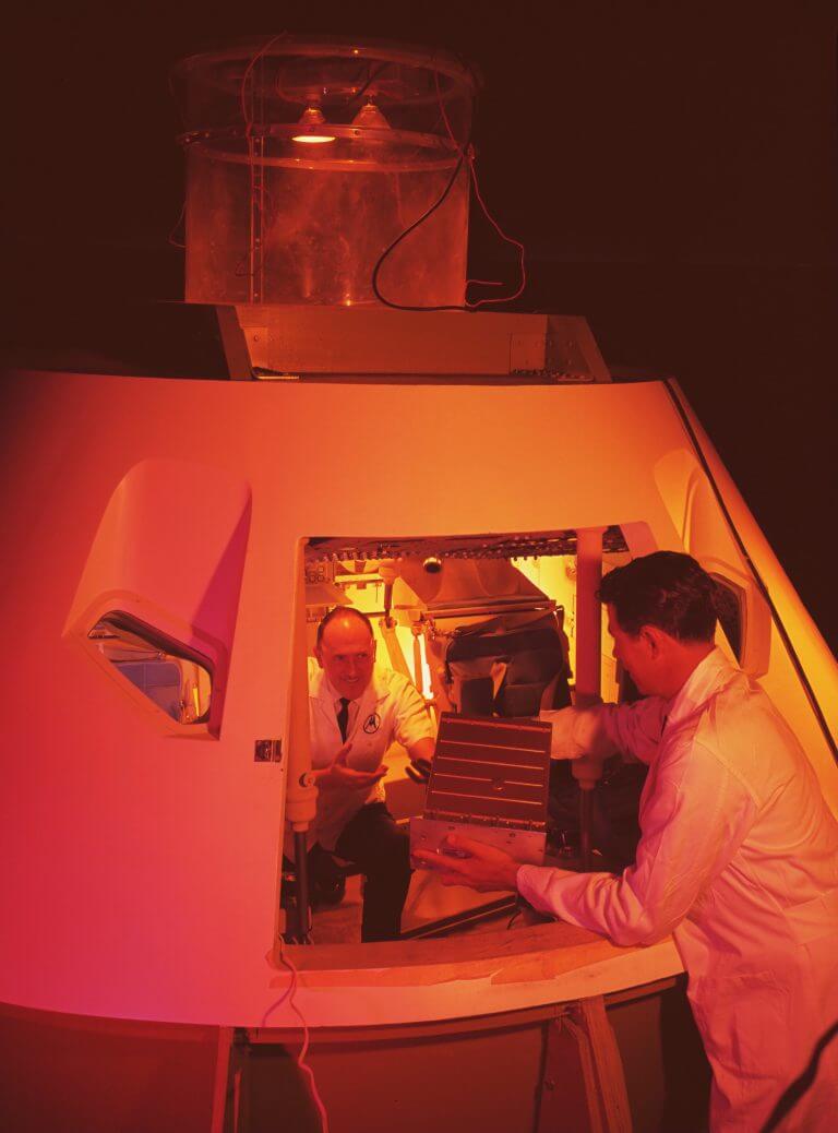 فنيو موتورولا يقومون بتثبيت نظام الاتصالات في المركبة الفضائية أبولو 11. صورة العلاقات العامة