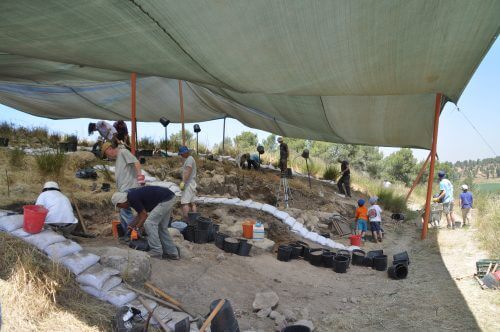 Excavations in the biblical Betzkalg. Photograph of the excavation expedition to the ruins of al-Rai