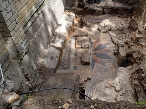 The floor of the prayer platform. On the right you can see the base of one of the synagogue's columns. Photo: Dr. Yochanan Zeligman, Antiquities Authority