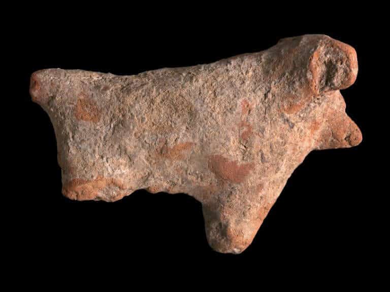צלמית שור שהתגלתה באתר חפירות של יישוב בן 9,000 שנה באיזור מוצא. צילום קלרה עמית רשות העתיקות